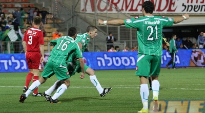 עידן ורד חוגג עם מוחמד גדיר (עמית מצפה)