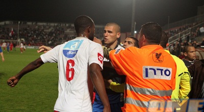 יאיא פטי ועידו אקסברד מתעמתים בסיום המשחק (עמית מצפה)