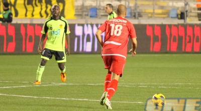 שי אבוטבול עם הכדור,  קאגה מתבונן בלי להפריע (משה חרמון)