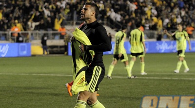 קובי מויאל מודה לקהל בסיום (יוסי ציפקיס)