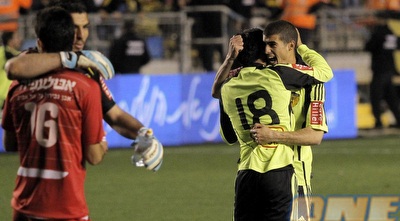 עמית בן שושן ואבי ריקן חוגגים, הרוש מנחם את ערן זהבי (יוסי ציפקיס) עמית בן שושן ואבי ריקן חוגגים, הרוש מנחם את ערן זהבי (יוסי ציפקיס)