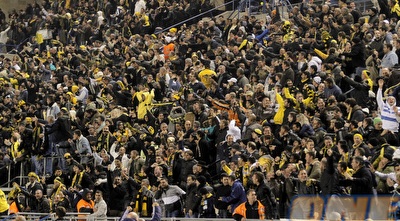 אוהדי בית&qout;ר בטירוף בטדי. 2-3 הפסדים, והם יצביעו ברגליים (יוסי ציפקיס) אוהדי בית&qout;ר בטירוף בטדי. 2-3 הפסדים, והם יצביעו ברגליים (יוסי ציפקיס)