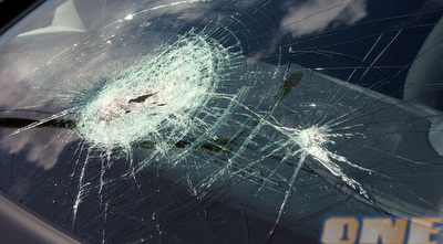 השמשה המנופצת של הרכב (משה חרמון)