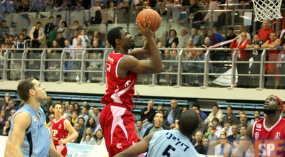 בראיין אוסברי עולה לסל (משה חרמון)