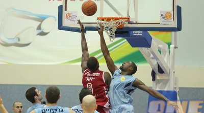 אדריאן אוטר בדרך לסל (משה חרמון)