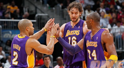 גאסול ופישר הצטרפו לחגיגה של קובי ועל הדרך ניצחו עוד משחק (GettyImages) גאסול ופישר הצטרפו לחגיגה של קובי ועל הדרך ניצחו עוד משחק (GettyImages)