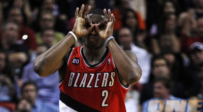 מתיוז שולף את המשקפיים אחרי עוד שתי נקודות כדי לבדוק שהוא לא טועה בתוצאה (רויטרס) מתיוז שולף את המשקפיים אחרי עוד שתי נקודות כדי לבדוק שהוא לא טועה בתוצאה (רויטרס)