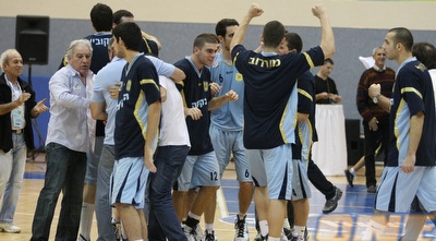 שחקני מ.כ. הבקעה חוגגים ניצחון (משה חרמון)