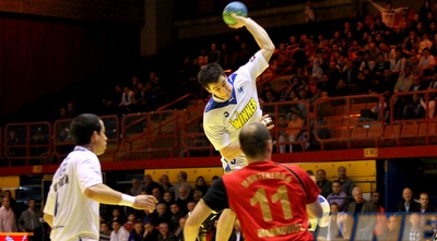 סמולר מנסה לכבוש בפתיחה (שי לוי)