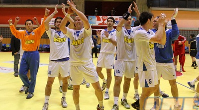 שחקני נבחרת ישראל חוגגים בסיום (שי לוי)