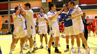 סמולר והחברים בסיום המשחק. ניצחון חשוב לנבחרת (שי לוי)