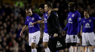 ארטטה הפצוע יורד מהמגרש בפתיחת המשחק (GettyImages)