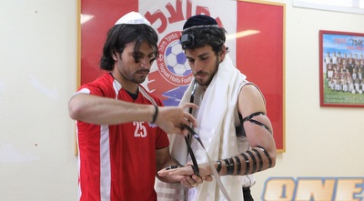 גד עמוס וגולן חרמון מניחים תפילין לפני האימון. אולי זה יעזור? (עמית מצפה) גד עמוס וגולן חרמון מניחים תפילין לפני האימון. אולי זה יעזור? (עמית מצפה)