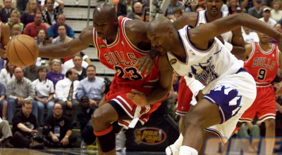 מייקל ג´ורדן עובר את ביירון ראסל (רויטרס)