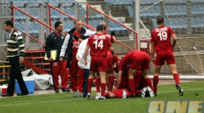 שחקני הפועל הרצליה חוגגים (מור שאולי) שחקני הפועל הרצליה חוגגים (מור שאולי)