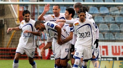 שחקני רמה&qout;ש חוגגים. ניצחון חוץ מינימלי (מור שאולי) שחקני רמה&qout;ש חוגגים. ניצחון חוץ מינימלי (מור שאולי)