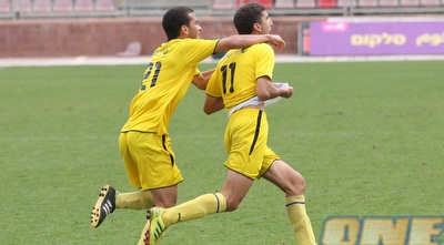 מואנס דבור ודין אקפי חוגגים. מכבי ת&qout;א ניצחה בסכנין (עמית מצפה) מואנס דבור ודין אקפי חוגגים. מכבי ת&qout;א ניצחה בסכנין (עמית מצפה)