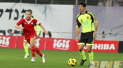 כריסטיאן גונזאלס מול עומר בוקסנבוים. &qout;יש לנו בעיה עם הבקעת שערים&qout; (משה חרמון)