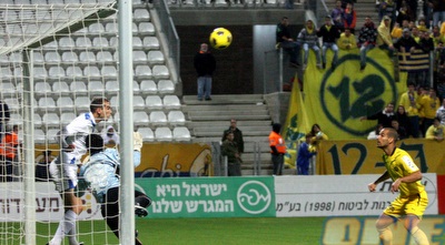 אורי שטרית מציל מהקו (יניב גונן) אורי שטרית מציל מהקו (יניב גונן)