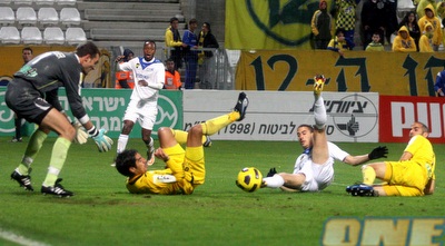 אביסדריס לא מגיע לכדור (יניב גונן) אביסדריס לא מגיע לכדור (יניב גונן)