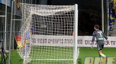 שטראובר מוציא כדור רביעי מהרשת (יניב גונן) שטראובר מוציא כדור רביעי מהרשת (יניב גונן)