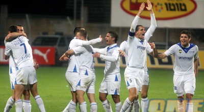 יניב לביא חוגג את השער שלו עם החברים (יניב גונן) יניב לביא חוגג את השער שלו עם החברים (יניב גונן)