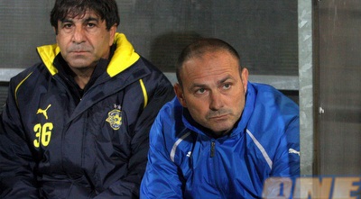 מוטי איווניר על הספסל בק&qout;ש. בינתיים, (יניב גונן)