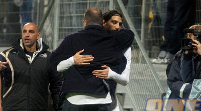 ברק בדש ורן בן שמעון מתחבקים. צריך לפרגן לקרית שמונה (יניב גונן)