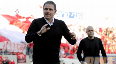 אלי גוטמן ויוסי אבוקסיס. לעזור המאמן עדיף להתחיל את העונה כמאמן ראשי (יוסי ציפקיס)