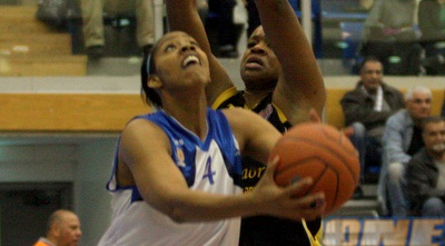 אשלי ווקר מנסה לעלות לסל ונחסמת (יניב גונן)