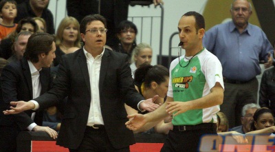 עדן ענבר מתלונן על השיפוט (יניב גונן)