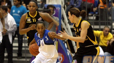 שי דורון מנסה לשמור על דיילור (יניב גונן)