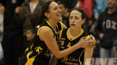 שי דורון ולייני סלווין בסיום. משחק טוב לשתיהן (יניב גונן)