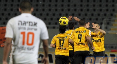 ניר נחום חוגג (יוסי ציפקיס)