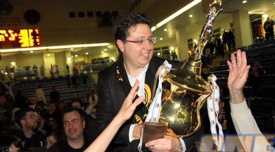 עדן ענבר עם הגביע. ניצחון גדול על רמת חן בגמר (יניב גונן)