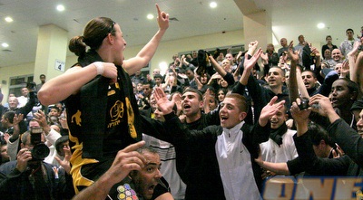 שי דורון על הכתפיים, הקהל בטירוף (יניב גונן)