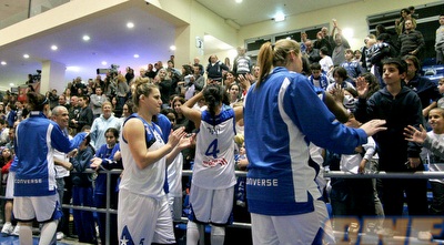 שחקניות רמת חן מודות לקהל בסיום המשחק (יניב גונן)