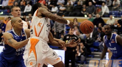 ראשון טרנר שומר על אייזאה סוואן (מור שאולי) ראשון טרנר שומר על אייזאה סוואן (מור שאולי)