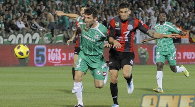 חנן ממן מנסה להקדים את אריק בנאדו לכדור (יוסי ציפקיס) חנן ממן מנסה להקדים את אריק בנאדו לכדור (יוסי ציפקיס)