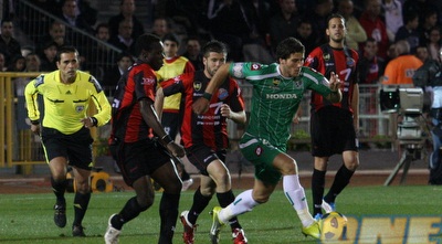 אושרי רואש וסביטי ליפניה מנסים להשיג את תומר חמד (עמית מצפה) אושרי רואש וסביטי ליפניה מנסים להשיג את תומר חמד (עמית מצפה)