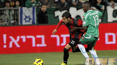 אמיר אבו ניל מנסה לעבור את טאלב טוואטחה (יוסי ציפקיס) אמיר אבו ניל מנסה לעבור את טאלב טוואטחה (יוסי ציפקיס)