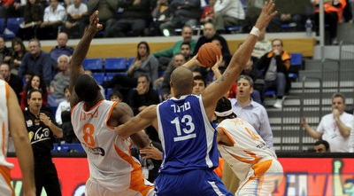 טרנר ומורגן נאבקים על מקום (מור שאולי) טרנר ומורגן נאבקים על מקום (מור שאולי)