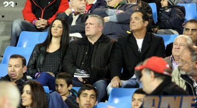 אביו של עדן בן בסט עם ויקי ואקנין ונציג גלדבאך ביציע (עמית מצפה)