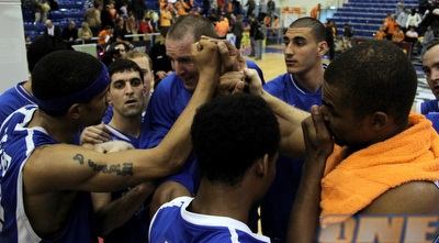 שחקני אשקלון חוגגים (מור שאולי) שחקני אשקלון חוגגים (מור שאולי)