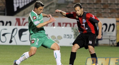 אסי בלדוט וגוסטבו בוקולי נאבקים במרכז השדה (יוסי ציפקיס) אסי בלדוט וגוסטבו בוקולי נאבקים במרכז השדה (יוסי ציפקיס)