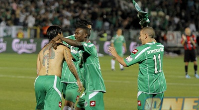 עידן ורד, גולסה וטוואטחה עוזרים לו למצוא את החולצה (יוסי ציפקיס) עידן ורד, גולסה וטוואטחה עוזרים לו למצוא את החולצה (יוסי ציפקיס)