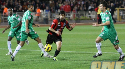 היה פנדל או לא היה? עדן בן בסט נופל אחרי מאבק ברחבה עם משומר (עמית מצפה) היה פנדל או לא היה? עדן בן בסט נופל אחרי מאבק ברחבה עם משומר (עמית מצפה)