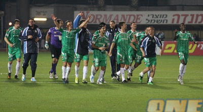 שחקני מכבי חיפה חוגגים בסיום עם הקהל (עמית מצפה) שחקני מכבי חיפה חוגגים בסיום עם הקהל (עמית מצפה)