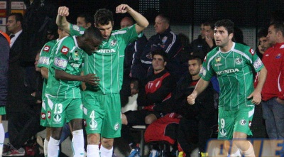 אריק בנאדו חוגג עם טוואטחה ודבאלשווילי (עמית מצפה) אריק בנאדו חוגג עם טוואטחה ודבאלשווילי (עמית מצפה)