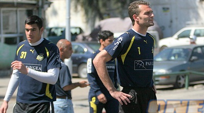 לירן שטראובר עומד חמש דקות הזדהות עם המאבק למען החייל החטוף (ליאור טימור)